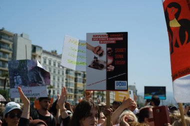 İzmir, Türkiye - 2 Haziran 2024: İzmir 'de protestocular, sahipsiz sokak köpeklerine 30 gün sonra ötenazi yapma amaçlı yasa tasarısına karşı çıktılar. Göstericiler Cumhuriyet Meydanı 'ndan Gundogdu Meydanı' na yürüdü