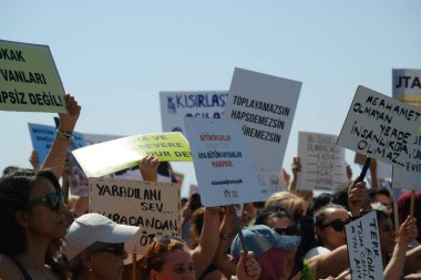 İzmir, Türkiye - 2 Haziran 2024: İzmir 'de protestocular, sahipsiz sokak köpeklerine 30 gün sonra ötenazi yapma amaçlı yasa tasarısına karşı çıktılar. Göstericiler Cumhuriyet Meydanı 'ndan Gundogdu Meydanı' na yürüdü