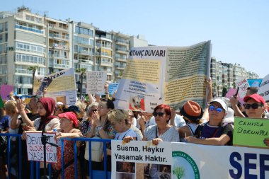 İzmir, Türkiye - 2 Haziran 2024: İzmir 'de protestocular, sahipsiz sokak köpeklerine 30 gün sonra ötenazi yapma amaçlı yasa tasarısına karşı çıktılar. Göstericiler Cumhuriyet Meydanı 'ndan Gundogdu Meydanı' na yürüdü