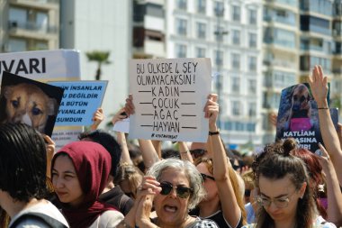 İzmir, Türkiye - 2 Haziran 2024: İzmir 'de protestocular, sahipsiz sokak köpeklerine 30 gün sonra ötenazi yapma amaçlı yasa tasarısına karşı çıktılar. Göstericiler Cumhuriyet Meydanı 'ndan Gundogdu Meydanı' na yürüdü