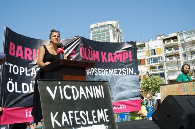 İzmir, Türkiye - 2 Haziran 2024: İzmir 'de protestocular, sahipsiz sokak köpeklerine 30 gün sonra ötenazi yapma amaçlı yasa tasarısına karşı çıktılar. Göstericiler Cumhuriyet Meydanı 'ndan Gundogdu Meydanı' na yürüdü