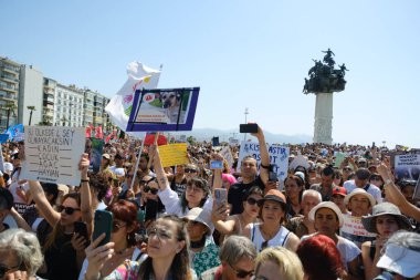 İzmir, Türkiye - 2 Haziran 2024: İzmir 'de protestocular, sahipsiz sokak köpeklerine 30 gün sonra ötenazi yapma amaçlı yasa tasarısına karşı çıktılar. Göstericiler Cumhuriyet Meydanı 'ndan Gundogdu Meydanı' na yürüdü