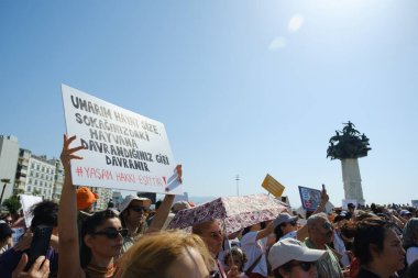 İzmir, Türkiye - 2 Haziran 2024: İzmir 'de protestocular, sahipsiz sokak köpeklerine 30 gün sonra ötenazi yapma amaçlı yasa tasarısına karşı çıktılar. Göstericiler Cumhuriyet Meydanı 'ndan Gundogdu Meydanı' na yürüdü