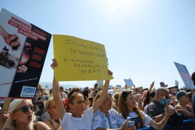 İzmir, Türkiye - 2 Haziran 2024: İzmir 'de protestocular, sahipsiz sokak köpeklerine 30 gün sonra ötenazi yapma amaçlı yasa tasarısına karşı çıktılar. Göstericiler Cumhuriyet Meydanı 'ndan Gundogdu Meydanı' na yürüdü
