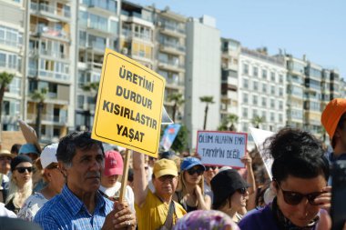 İzmir, Türkiye - 2 Haziran 2024: İzmir 'de protestocular, sahipsiz sokak köpeklerine 30 gün sonra ötenazi yapma amaçlı yasa tasarısına karşı çıktılar. Göstericiler Cumhuriyet Meydanı 'ndan Gundogdu Meydanı' na yürüdü