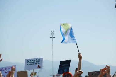 İzmir, Türkiye - 2 Haziran 2024: İzmir 'de protestocular, sahipsiz sokak köpeklerine 30 gün sonra ötenazi yapma amaçlı yasa tasarısına karşı çıktılar. Göstericiler Cumhuriyet Meydanı 'ndan Gundogdu Meydanı' na yürüdü