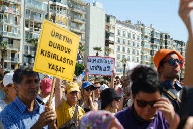 İzmir, Türkiye - 2 Haziran 2024: İzmir 'de protestocular, sahipsiz sokak köpeklerine 30 gün sonra ötenazi yapma amaçlı yasa tasarısına karşı çıktılar. Göstericiler Cumhuriyet Meydanı 'ndan Gundogdu Meydanı' na yürüdü