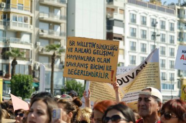 İzmir, Türkiye - 2 Haziran 2024: İzmir 'de protestocular, sahipsiz sokak köpeklerine 30 gün sonra ötenazi yapma amaçlı yasa tasarısına karşı çıktılar. Göstericiler Cumhuriyet Meydanı 'ndan Gundogdu Meydanı' na yürüdü