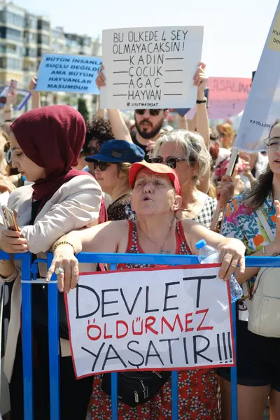 İzmir, Türkiye - 2 Haziran 2024: İzmir 'de protestocular, sahipsiz sokak köpeklerine 30 gün sonra ötenazi yapma amaçlı yasa tasarısına karşı çıktılar. Göstericiler Cumhuriyet Meydanı 'ndan Gundogdu Meydanı' na yürüdü