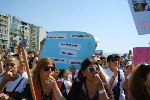 İzmir, Türkiye - 2 Haziran 2024: İzmir 'de protestocular, sahipsiz sokak köpeklerine 30 gün sonra ötenazi yapma amaçlı yasa tasarısına karşı çıktılar. Göstericiler Cumhuriyet Meydanı 'ndan Gundogdu Meydanı' na yürüdü