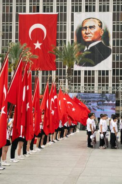 İzmir, Türkiye - 19 Mayıs 2024: Cumhuriyet Meydanı 'nda Gençlik ve Spor Günü ve Atatürk Anma Günü kutlamaları sırasında elinde Türk bayrakları tutan öğrenciler