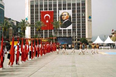 İzmir, Türkiye - 19 Mayıs 2024: Cumhuriyet Meydanı 'nda Gençlik ve Spor Günü ve Atatürk Anma Günü kutlamaları sırasında elinde Türk bayrakları tutan öğrenciler