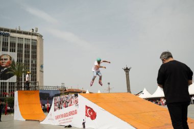 İzmir, Türkiye - 19 Mayıs 2024: Cumhuriyet Meydanı 'nda Gençlik ve Spor Günü ve Atatürk Anma Günü kutlamaları sırasında patenciler ve BMX sürücüleri bir platformda gösteri yaptılar