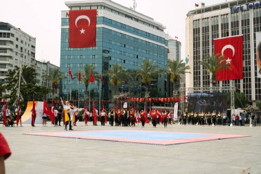 İzmir, Türkiye - 19 Mayıs 2024: Cumhuriyet Meydanı 'nda Gençlik ve Spor Günü ve Atatürk Anma Günü kutlamalarında genç dansçılar sahne aldı