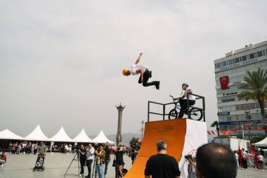 İzmir, Türkiye - 19 Mayıs 2024: Cumhuriyet Meydanı 'nda Gençlik ve Spor Günü ve Atatürk Anma Günü kutlamaları sırasında patenciler ve BMX sürücüleri bir platformda gösteri yaptılar