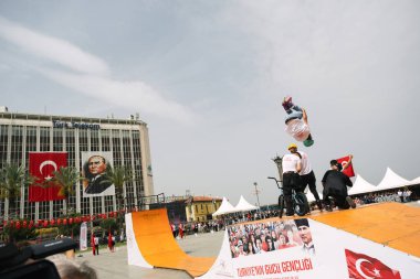 İzmir, Türkiye - 19 Mayıs 2024: Cumhuriyet Meydanı 'nda Gençlik ve Spor Günü ve Atatürk Anma Günü kutlamaları sırasında patenciler ve BMX sürücüleri bir platformda gösteri yaptılar