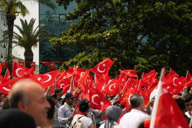 İzmir, Türkiye - 19 Mayıs 2024: Cumhuriyet Meydanı 'nda Gençlik ve Spor Günü ve Atatürk Anma Günü kutlamaları sırasında Türk bayraklarıyla yürüyüş yapan izciler