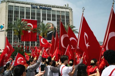 İzmir, Türkiye - 19 Mayıs 2024: Cumhuriyet Meydanı 'nda Gençlik ve Spor Günü ve Atatürk Anma Günü kutlamaları sırasında Türk bayraklarıyla yürüyen genç sporcular