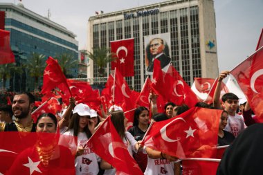 İzmir, Türkiye - 19 Mayıs 2024: Cumhuriyet Meydanı 'nda Gençlik ve Spor Günü ve Atatürk Anma Günü kutlamaları sırasında Türk bayraklarıyla yürüyen genç sporcular