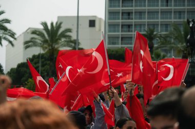 İzmir, Türkiye - 19 Mayıs 2024: Cumhuriyet Meydanı 'nda Gençlik ve Spor Günü ve Atatürk Anma Günü kutlamaları sırasında Türk bayraklarıyla yürüyen genç sporcular