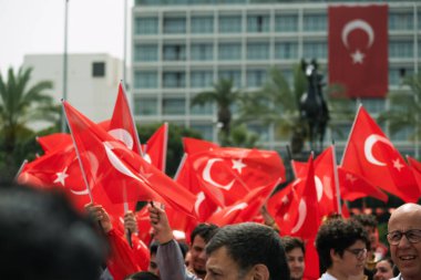 İzmir, Türkiye - 19 Mayıs 2024: Cumhuriyet Meydanı 'nda Gençlik ve Spor Günü ve Atatürk Anma Günü kutlamaları sırasında Türk bayraklarıyla yürüyen genç sporcular