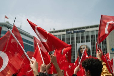İzmir, Türkiye - 19 Mayıs 2024: Cumhuriyet Meydanı 'nda Gençlik ve Spor Günü ve Atatürk Anma Günü kutlamaları sırasında Türk bayraklarıyla yürüyen genç sporcular