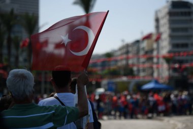İzmir, Türkiye - 30 Ağustos 2024: İzmir 'de Zafer Günü kutlamalarında bir Türk bayrağının dalgalanması, ulusal gurur ve vatanseverliği esir aldı.
