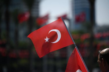İzmir, Türkiye - 30 Ağustos 2024: İzmir 'de Zafer Günü kutlamalarında bir Türk bayrağının dalgalanması, ulusal gurur ve vatanseverliği esir aldı.