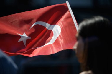 İzmir, Türkiye - 30 Ağustos 2024: İzmir 'de Zafer Günü kutlamalarında bir Türk bayrağının dalgalanması, ulusal gurur ve vatanseverliği esir aldı.