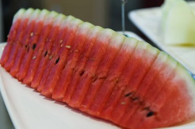 Meyveli karpuz dilimleri otelin restoranındaki self servis tezgahında sergileniyor.