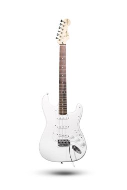 İzmir, Türkiye - 20 Haziran 2024: Fender Stratocaster marka elektro gitarın beyaz arka planda çekilmiş ön görüntüsü, sembolik tasarımı, ahşap panosu ve beyaz gövdesini gözler önüne seriyor