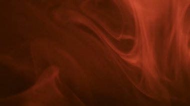 Sıcak turuncu dumanların göksel ve gizemli bir şekilde sürüklendiğini gösteren büyüleyici bir video, Cadılar Bayramı veya atmosferik etkiler için mükemmel. Yumuşak parıltı dramatik bir ortam ekler.