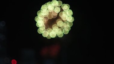 Bir kutlama sırasında gökyüzüne fırlatılan havai fişeklerin canlı bokeh etkisini gösteren yavaş çekim bir video. Bulanık renkler büyüleyici bir görsel etki yaratıyor.