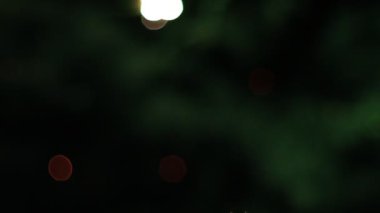 Bir kutlama sırasında gökyüzüne fırlatılan havai fişeklerin canlı bokeh etkisini gösteren yavaş çekim bir video. Bulanık renkler büyüleyici bir görsel etki yaratıyor.