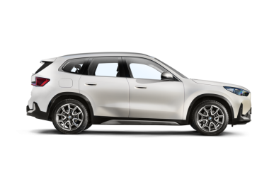 İnci beyazı bir BMW IX1 e-sürücü elektrikli SUV 'nin stüdyo çekimi şeffaf bir arkaplan karşısında tam bir sağ yan görünüm sergiliyor, parlak tasarımı vurguluyor