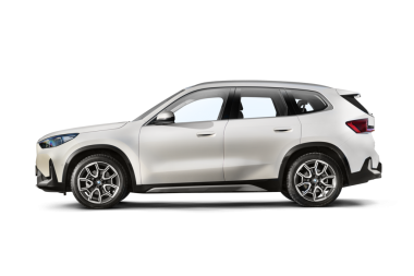 İnci beyazı bir BMW IX1 e-sürücü elektrikli SUV 'nin stüdyo çekimi şeffaf bir arka plana karşı tam bir sol yan görünüm sergiliyor, parlak tasarımı vurguluyor