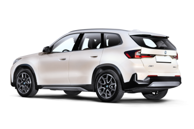 Stüdyo görüntüsü inci beyazı BMW IX1 e-sürücü elektrikli SUV, şeffaf bir arka plan karşısında hafif bir sol görünüm sergiliyor, modern tasarım unsurlarını vurguluyor.