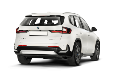 Beyaz bir BMW IX1 e-sürücü elektrikli SUV 'nin stüdyo görüntüsü, beyaz bir arka plana karşı hafif bir sağ arka görünüm sergiliyor, modern tasarım unsurlarını vurguluyor.