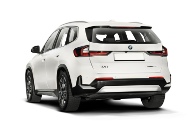 Stüdyo görüntüsü inci beyazı BMW IX1 e-sürücü elektrikli SUV, şeffaf bir arka plan karşısında hafif bir sol görünüm sergiliyor, modern tasarım unsurlarını vurguluyor.