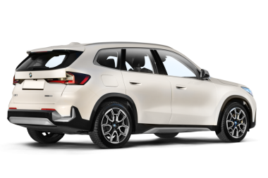 Stüdyo görüntüsü inci beyazı BMW IX1 e-sürücü elektrikli SUV, şeffaf bir arkaplan karşısında hafif bir sağ arka görünüm sergiliyor, modern tasarım unsurlarını vurguluyor.