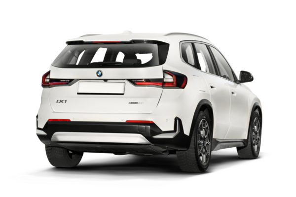 Beyaz bir BMW IX1 e-sürücü elektrikli SUV 'nin stüdyo görüntüsü, beyaz bir arka plana karşı hafif bir sağ arka görünüm sergiliyor, modern tasarım unsurlarını vurguluyor.