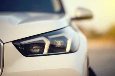 İzmir, Türkiye - 11 Kasım 2024: BMW IX1 eDrive elektrikli SUV 'nin ön açılı görüntüsü, kalın ızgarası, farları ve dinamik dış tasarımı vurgulanıyor