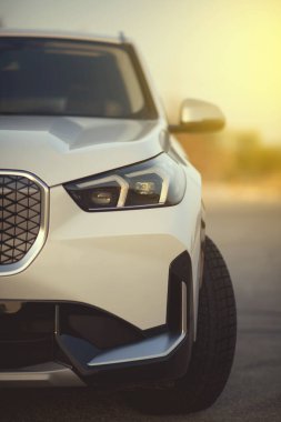 İzmir, Türkiye - 11 Kasım 2024: BMW IX1 eDrive elektrikli SUV 'nin ön açılı görüntüsü, kalın ızgarası, farları ve dinamik dış tasarımı vurgulanıyor