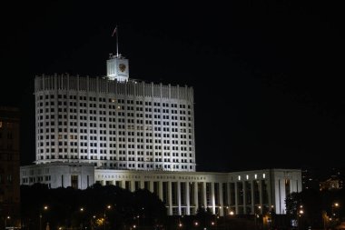 Moskova, Rusya - 20 Ağustos 2024: Aydınlanmış Rusya Federasyonu Hükümet Binası 'nın gece görüşü. İkonik yapı karanlık gökyüzüne karşı parlıyor, ihtişamını vurguluyor.