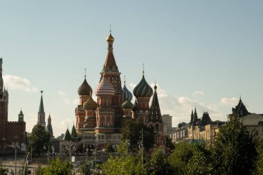 Moskova, Rusya - 16 Ağustos 2024: St. Louis 'in büyüleyici manzarası Basil Katedrali, renkli kubbelerini ve karmaşık mimarisini sergileyerek Rusya 'nın tarihi ve kültürel mirasını sembolize ediyor.