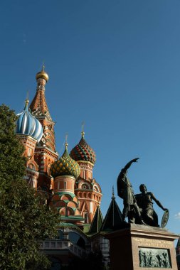 Moskova, Rusya - 16 Ağustos 2024: St. Louis 'in büyüleyici manzarası Basil Katedrali, renkli kubbelerini ve karmaşık mimarisini sergileyerek Rusya 'nın tarihi ve kültürel mirasını sembolize ediyor.