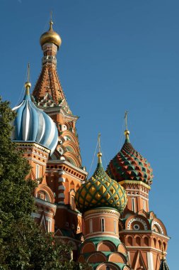 Moskova, Rusya - 16 Ağustos 2024: St. Louis 'in büyüleyici manzarası Basil Katedrali, renkli kubbelerini ve karmaşık mimarisini sergileyerek Rusya 'nın tarihi ve kültürel mirasını sembolize ediyor.