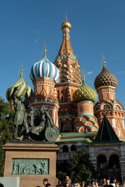 Moskova, Rusya - 16 Ağustos 2024: St. Louis 'in büyüleyici manzarası Basil Katedrali, renkli kubbelerini ve karmaşık mimarisini sergileyerek Rusya 'nın tarihi ve kültürel mirasını sembolize ediyor.