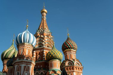 Moskova, Rusya - 16 Ağustos 2024: St. Louis 'in büyüleyici manzarası Basil Katedrali, renkli kubbelerini ve karmaşık mimarisini sergileyerek Rusya 'nın tarihi ve kültürel mirasını sembolize ediyor.