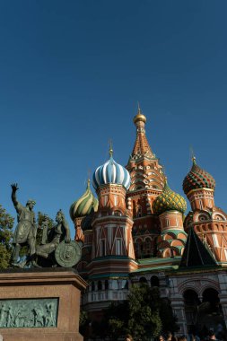 Moskova, Rusya - 16 Ağustos 2024: St. Louis 'in büyüleyici manzarası Basil Katedrali, renkli kubbelerini ve karmaşık mimarisini sergileyerek Rusya 'nın tarihi ve kültürel mirasını sembolize ediyor.